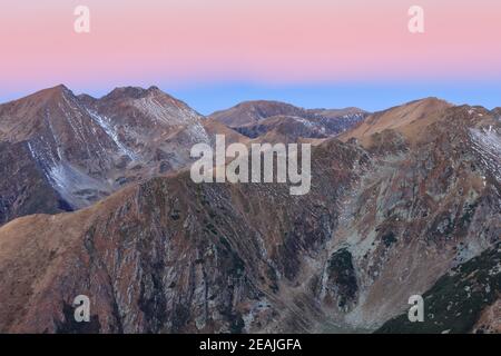 Lever du soleil dans les montagnes de Fagaras, Roumanie Banque D'Images