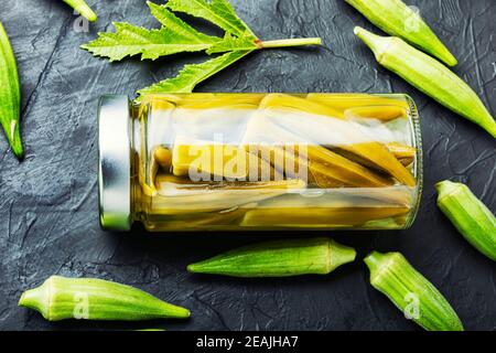 Okra en conserve en pots Banque D'Images