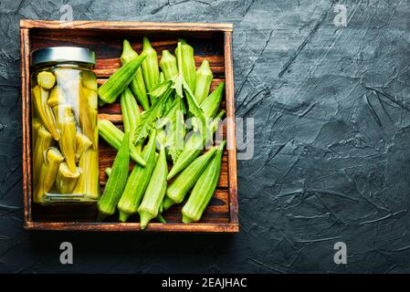 Okra en conserve en pots Banque D'Images