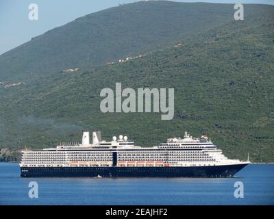 Cruiser arrivant dans l'entrée de Kotor à Herceg Novi, Monténégro Banque D'Images