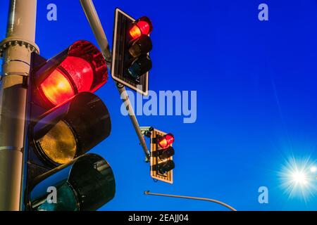 Feux de signalisation au-dessus de l'intersection urbaine Banque D'Images