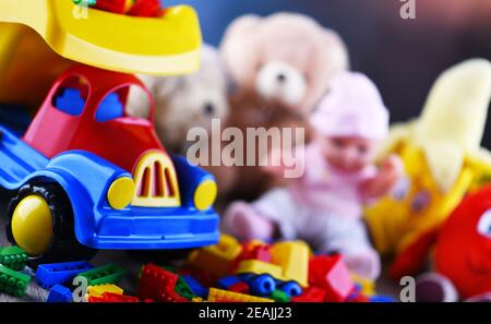 Des jouets en plastique coloré et en peluche dans la chambre des enfants Banque D'Images