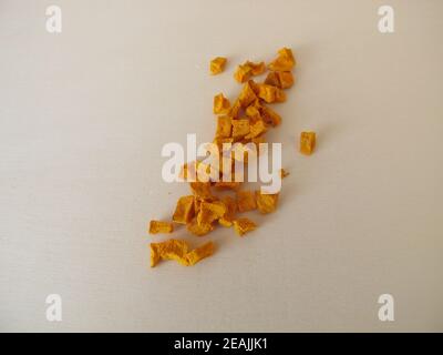 Curcuma séchée, racine de curcuma sur une planche de bois Banque D'Images