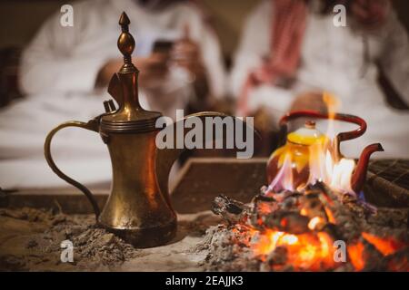 Cafetière arabe traditionnelle nommée dallah dans la cheminée à l'intérieur de la tente Banque D'Images