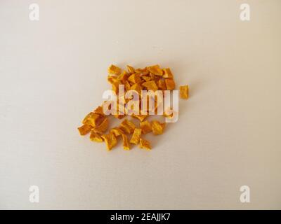 Curcuma séchée, racine de curcuma sur une planche de bois Banque D'Images