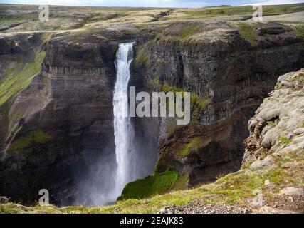 Vue sur le paysage de la chute d'eau Haifoss en Islande. Banque D'Images