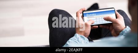 Commentaires sur l'enquête en ligne sur le téléphone mobile Banque D'Images