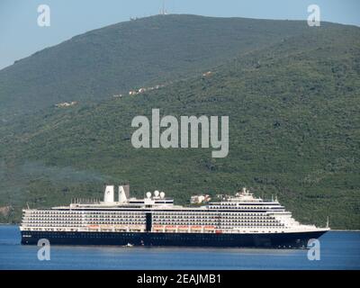 Cruiser arrivant dans l'entrée de Kotor à Herceg Novi, Monténégro Banque D'Images