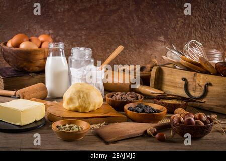 Assortiment d'ingrédients de cuisson et d'ustensiles de cuisine en bois d'époque style Banque D'Images