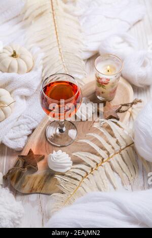 Ambiance feutrée pour l'hiver et l'automne avec un verre de vin rose, de citrouille et de biscuits Banque D'Images