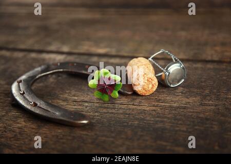 Fer à cheval avec trèfle chanceux. Trèfle à quatre feuilles avec fer à cheval sur fond en bois Banque D'Images