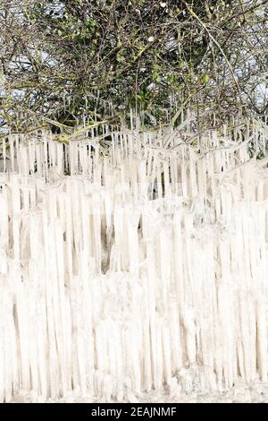 Ashford, Kent, Royaume-Uni. 10 févr. 2021. Météo au Royaume-Uni : au milieu de la tempête Darcy, d'incroyables glaces de bord de route se forment sur la route A28 Ashford entre Bethersden et High Halden dans le Kent. Crédit photo : Paul Lawrenson/Alay Live News Banque D'Images