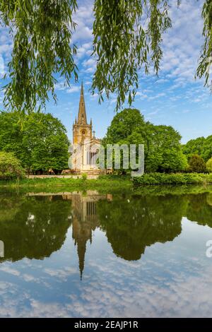 Église de la Sainte-Trinité reflétée dans la rivière Avon à Stratford-upon-Avon, en Angleterre Banque D'Images