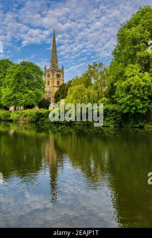 Église de la Sainte-Trinité reflétée dans la rivière Avon à Stratford-upon-Avon, en Angleterre Banque D'Images