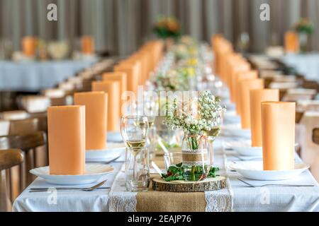 décoration de table festive pour un banquet en orange Banque D'Images