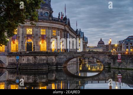 Vue sur l'île aux musées de Berlin à l'aube Banque D'Images