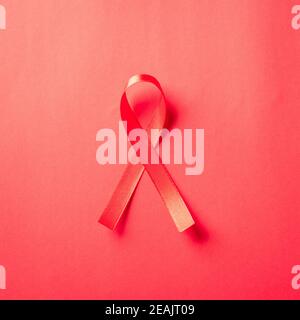 Ruban rouge symbole VIH, sensibilisation au cancer du sida Banque D'Images