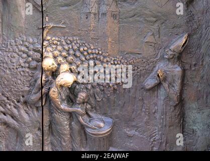 Porte de Bronze sur la cathédrale de St Nicolas à Ljubljana, Slovénie Banque D'Images