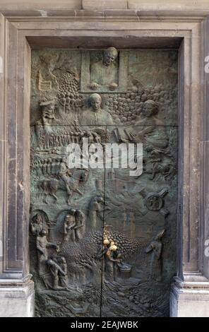 Porte de Bronze sur la cathédrale de St Nicolas à Ljubljana, Slovénie Banque D'Images