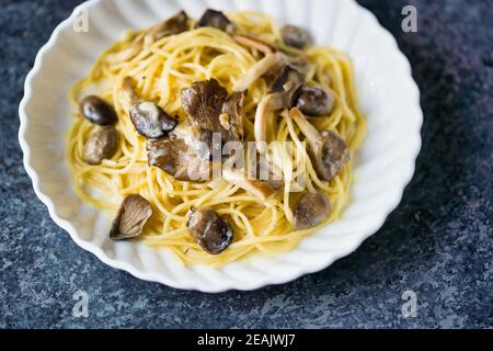 pâtes italiennes rustiques spaghetti à la sauce crème aux champignons Banque D'Images