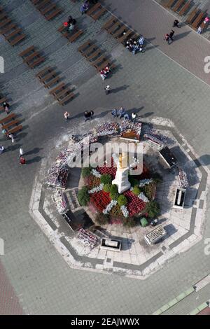 Bougies légères fidèles devant la statue de la Vierge Marie dans le sanctuaire national croate de la Vierge Marie à Marija Bistrica, Croatie Banque D'Images