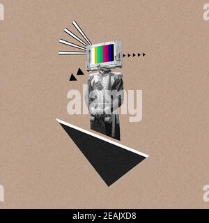 Nouvelles idées. Renaissanse homme dirigé par un vieux téléviseur isolé sur fond. Espace négatif pour insérer votre texte. Design moderne. Collage d'art contemporain coloré et conceptuel brillant, collage d'art. Art visuel Banque D'Images