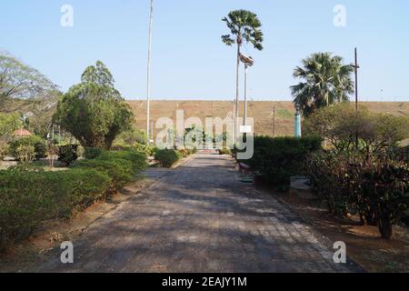 Sentier dans le jardin du réservoir du barrage de vazhani, Kerala, Inde Banque D'Images