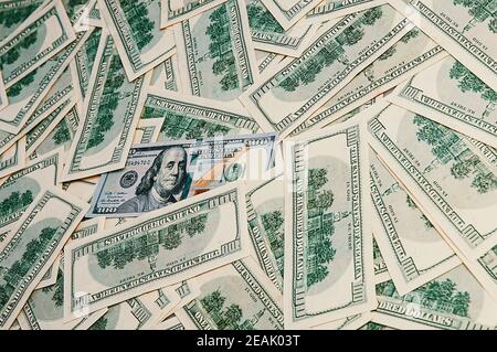 Arrière-plan de dollars. Note de cent dollars américains sont dispersés à travers l'arrière-plan Banque D'Images