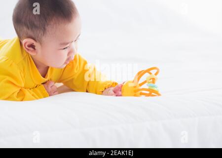 nouveau-né petit bébé couché sur le lit à la maison Banque D'Images