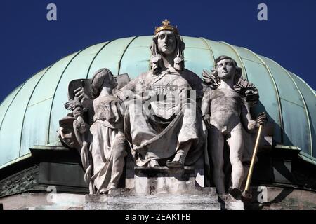 Sculpture sur l'entrée du Musée ethnographique de Zagreb. Les sculptures représentent la Croatie, l'artisanat et le commerce, l'oeuvre du sculpteur Rudolf Valdec. Banque D'Images