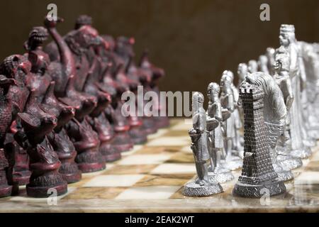 Сhess comme concept abstrait. Magnifique jeu d'échecs anciens sur le plateau d'échecs en marbre. Banque D'Images