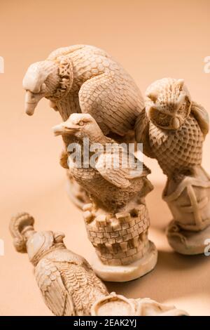 Сhess comme concept abstrait. Magnifique jeu d'échecs ancien sur fond clair. Banque D'Images