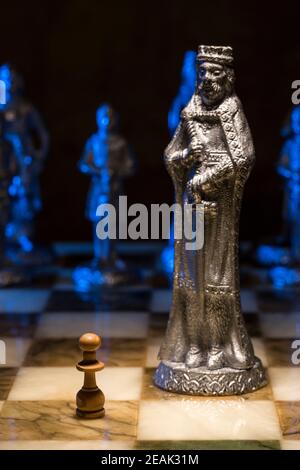 Сhess comme concept abstrait. Magnifique jeu d'échecs anciens sur le plateau d'échecs en marbre. Banque D'Images