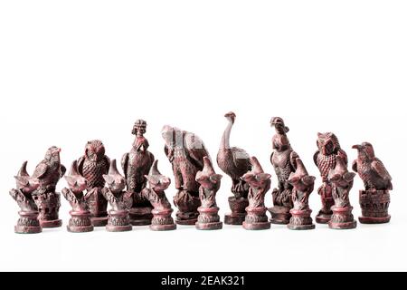 Сhess comme concept abstrait. Magnifique jeu d'échecs anciens sur fond blanc. Banque D'Images