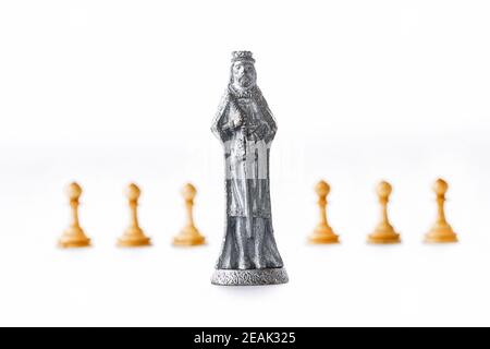 Сhess comme concept abstrait. Magnifique jeu d'échecs anciens sur fond blanc. Banque D'Images