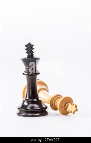 Сhess comme concept abstrait. Magnifique jeu d'échecs anciens sur fond blanc. Banque D'Images
