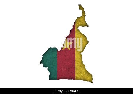 Carte et drapeau du Cameroun sur le béton abîmé Banque D'Images