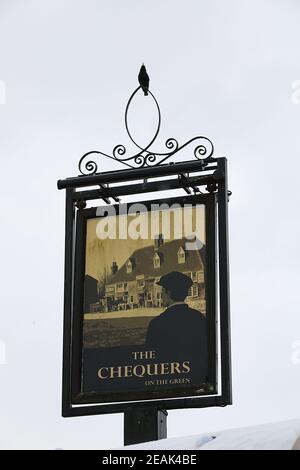 Ashford, Kent, Royaume-Uni. 10 février 2021. Forcés de fermer en raison de la pandémie, les Chequers sur le pub Green sur l'A28 Ashford Rd à High Halden ont mis au point une nouvelle façon d'amuser les passants avec la neige arrivant de Storm Darcy. Une famille de figures de neige s'assoient à l'extérieur en buvant et en mangeant. Crédit photo : Paul Lawrenson/Alay Live News Banque D'Images