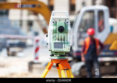 L'équipement de théodolite ou d'arpenteur-géomètre est un tacheomètre à l'extérieur du chantier Banque D'Images