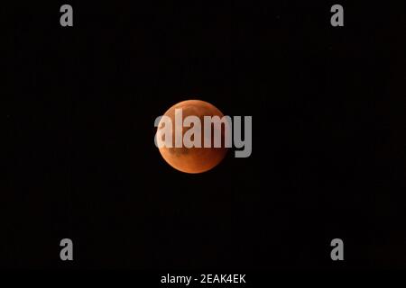 Le 27 juillet 2018 est l'éclipse lunaire la plus longue du siècle. La lune est peinte en rouge-brun à cause de l'ombre de la Terre à travers laquelle elle passe. Banque D'Images