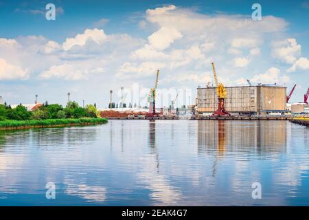 Port industriel et port de Szczecin avec de grandes grues de quai et machines industrielles Banque D'Images