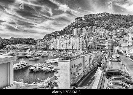 Vue sur les yachts de luxe et les appartements à Monte Carlo, Monaco Banque D'Images