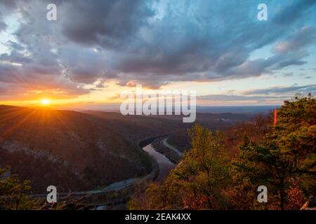 Vue sur le coucher du soleil depuis le pic du Mont Tammany au Delaware Water Gap Banque D'Images