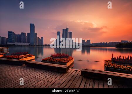 Coucher de soleil sur le quartier financier des affaires de Swan Lake, Hefei ville, Chine Banque D'Images