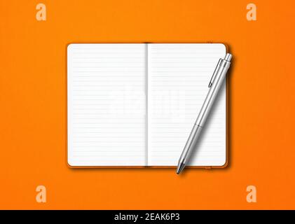 Ordinateur portable orange ouvert avec un stylo isolé sur un arrière-plan coloré Banque D'Images