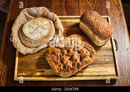 GRANDE-BRETAGNE / Angleterre / pain fraîchement cuit de seigle et de blé pain fait maison de levain / fabrication de pain artisanal . Banque D'Images