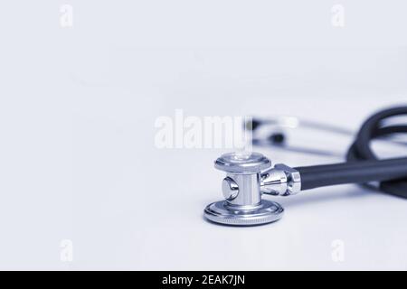 Stéthoscope médical ou phonendoscope sur fond blanc. Image en tons Banque D'Images