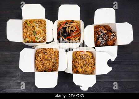 vue de dessus des boîtes jetables avec fastfood chinois Banque D'Images