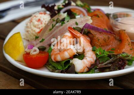 Plateau de fruits de mer froids et fumés sur une table en bois Banque D'Images