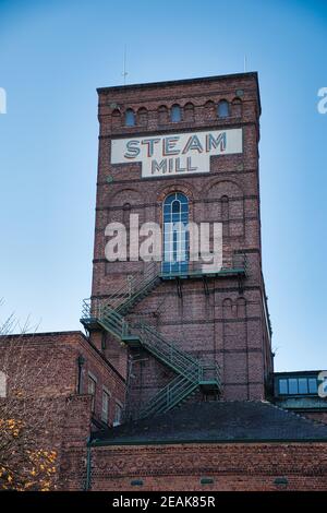 CHESTER, ROYAUME-UNI - 26 novembre 2020 : la tour située au-dessus des bâtiments historiques du moulin à vapeur de Chester, est maintenant transformée en une utilisation commerciale et résidentielle. Banque D'Images